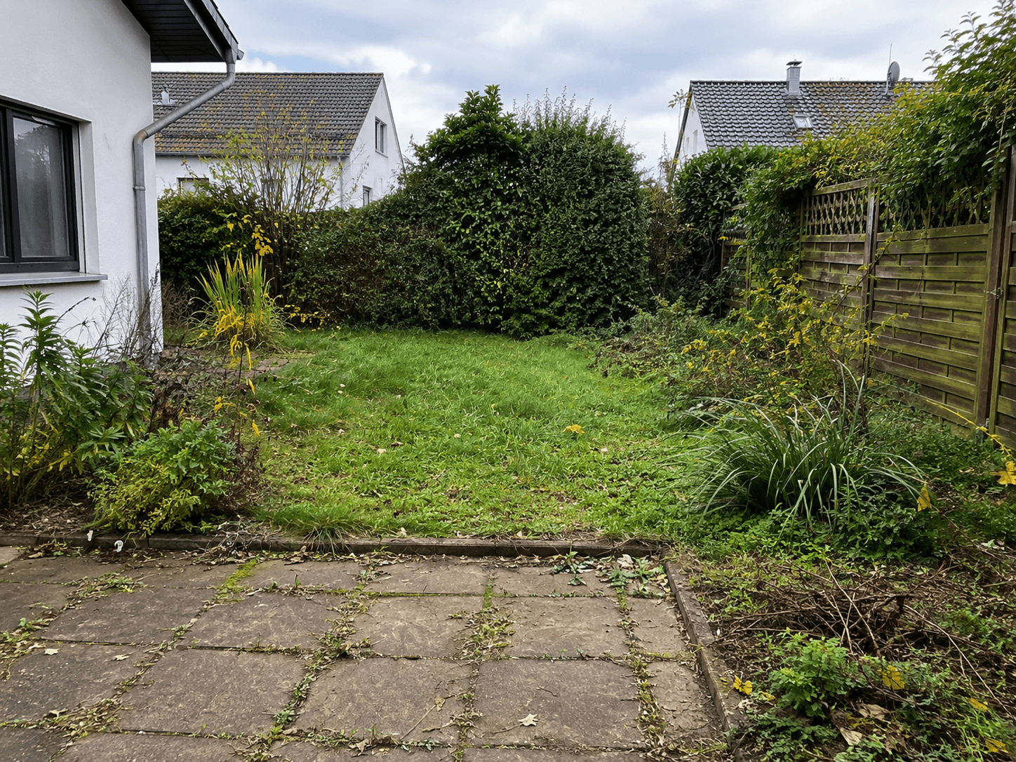 Garten vorher – verwildert und ungepflegt