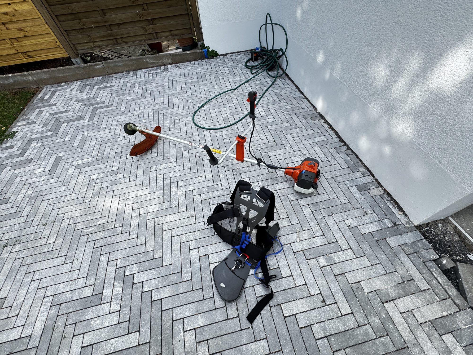 Hausmeister Team Rodgau – eigene Geräte im Einsatz an einer Wohnanlage