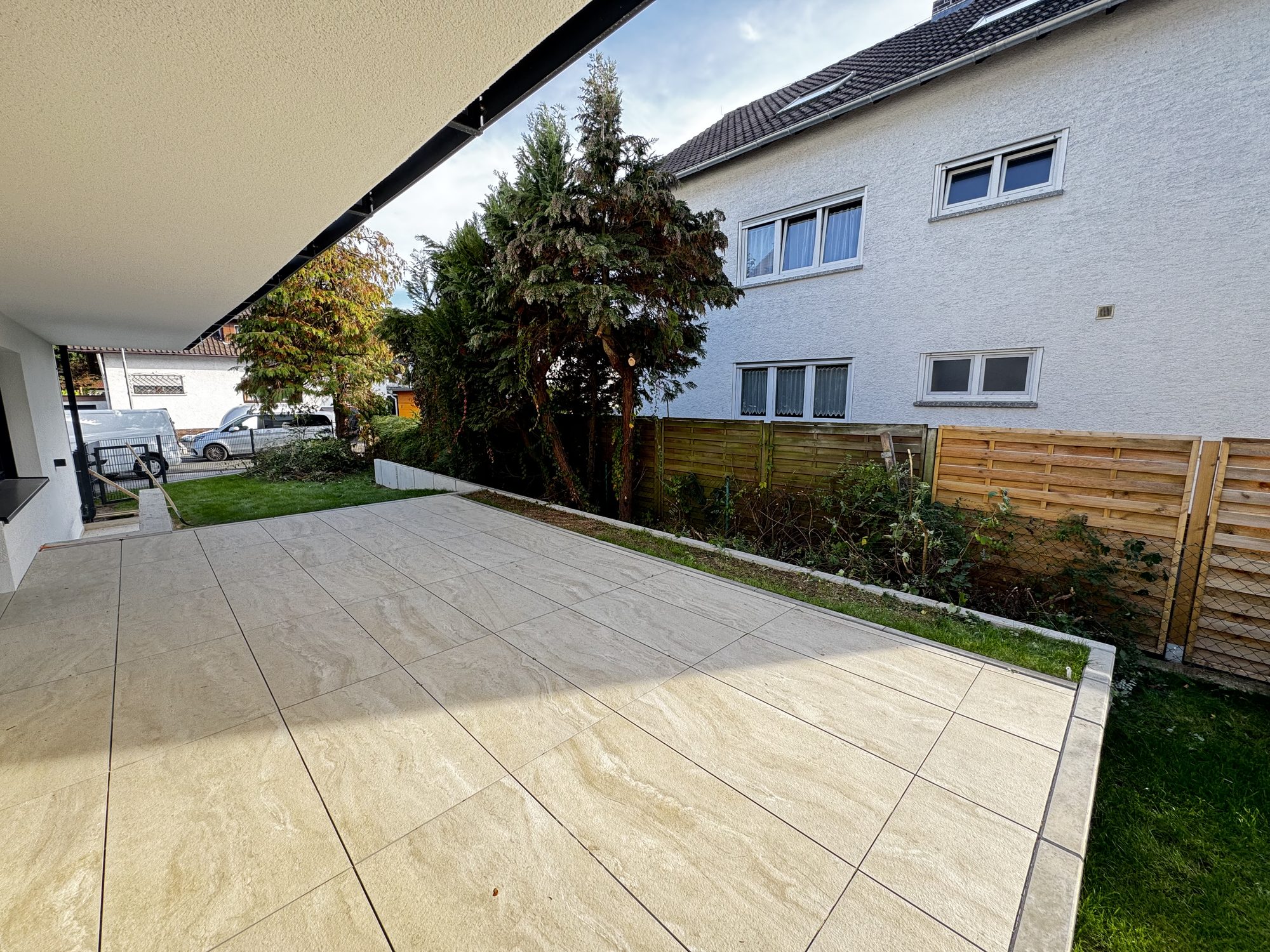 Terrasse nachher – Hecke zurückgeschnitten, Fläche gekehrt und frei